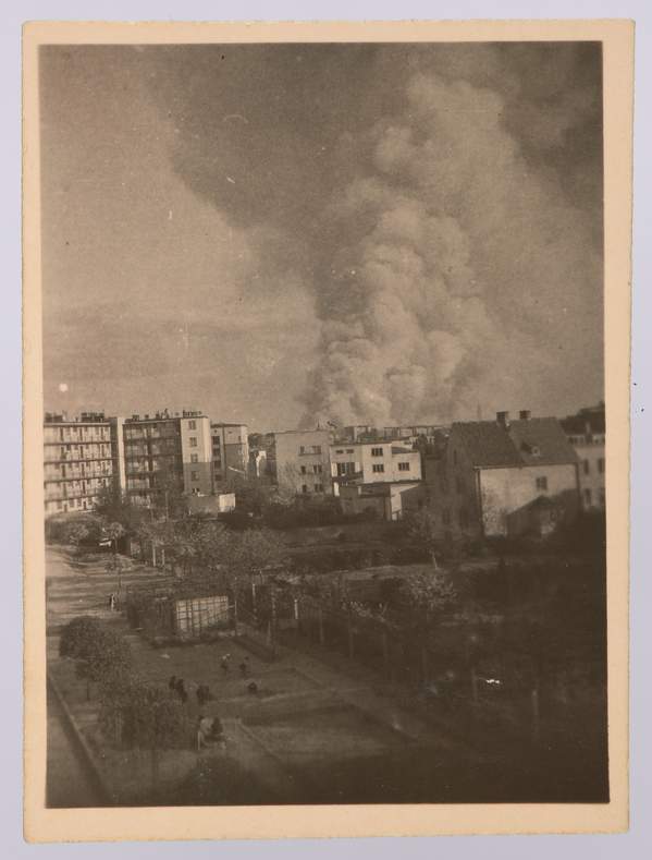 Dym nad płonącym gettem warszawskim – zdjęcie zrobione z mieszkania przy ul. Mickiewicza 25, 25–26 kwietnia 1943