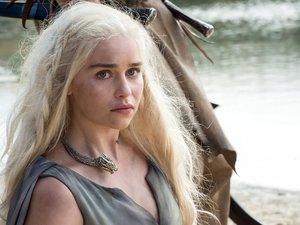 Emilia Clarke jako Daenerys Targaryen w "Grze o tron"