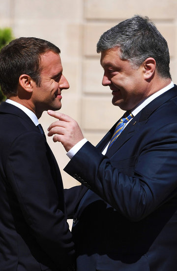 Emmanuel Macron jest gejem i ukrywał romans z facetem?