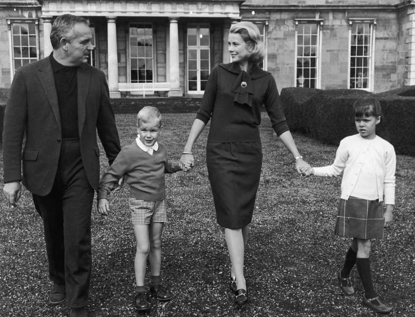 Grace Kelly i książę Rainier III z dziećmi: Albertem i Karoliną, około 1963 roku
