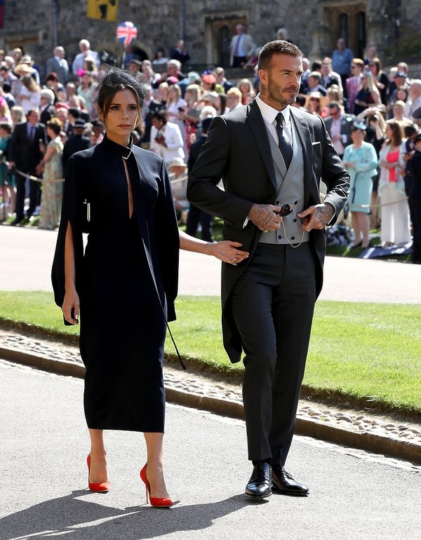 Internauci kpią ze stylizacji Victorii Beckham na ślubie księcia Harry'ego i Meghan Markle