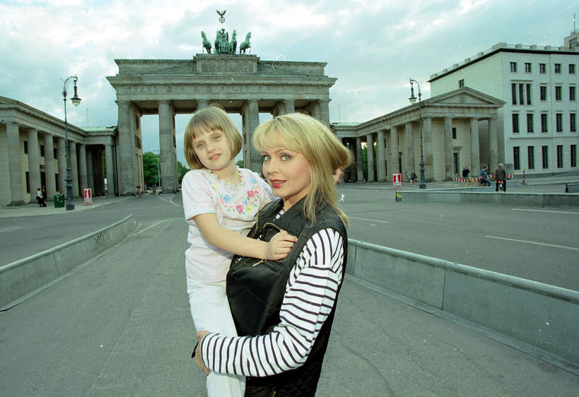 Izabela Trojanowska z córką Roksaną, Berlin, około 2000 roku