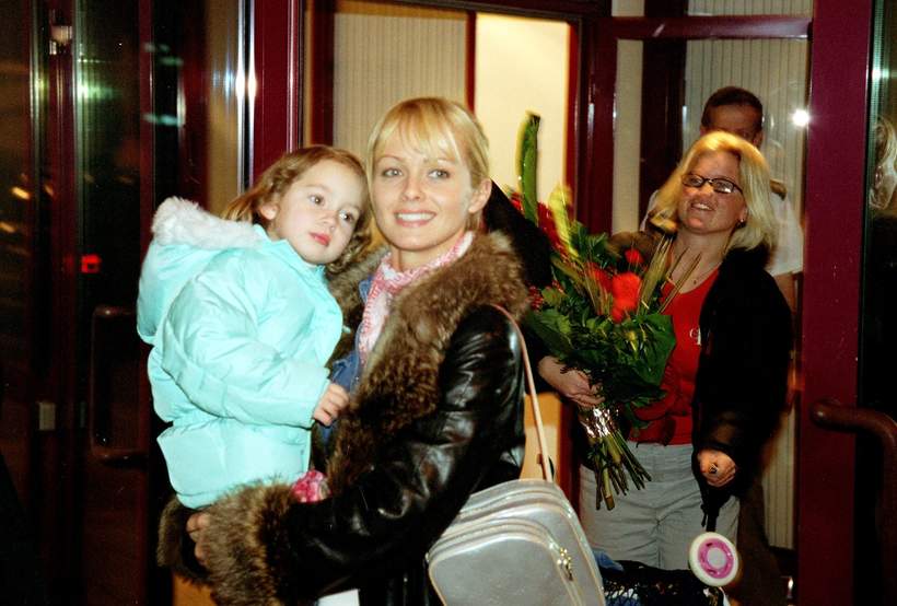 Izabella Scorupco, Julia Scorupco, lotnisko Okęcie, 07.01.2001 rok