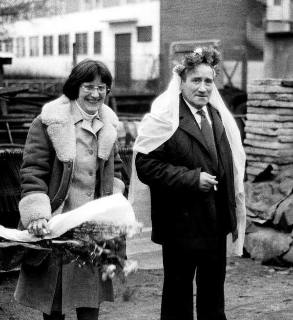 Jan Himilsbach, Barbara Himilsbach na ślubie, ulica Górnośląska, Warszawa, 02.12.1978 rok
