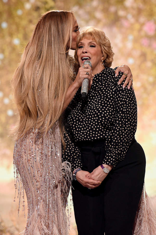 Jennifer Lopez z mamą, Guadalupe Rodríguez, Global Citizen VAX LIVE, 8.05.2021