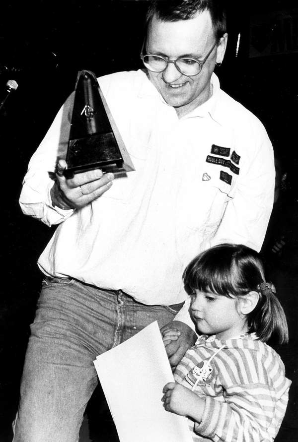 Jerzy Owsiak z córką, laureat „Sztandaru Młodych”, 1992 rok