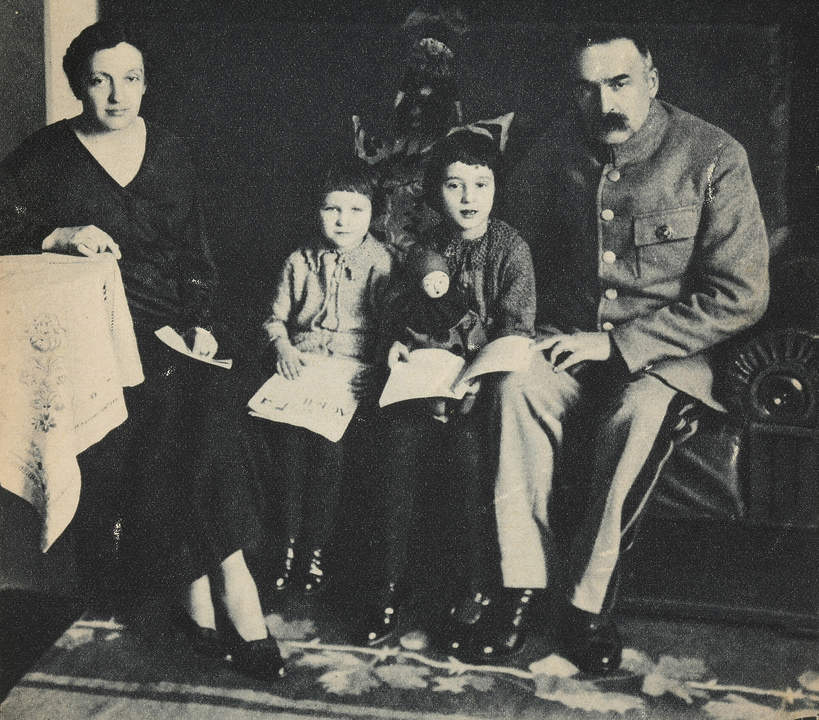 Józef Piłsudski, druga żona Aleksandra ze Szczerbińskich Piłsudska, córki Jadwiga i Wanda, 1925 rok