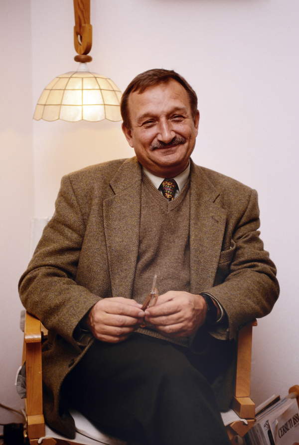 Kazimierz Kaczor w swoim mieszkaniu, Warszawa, około 1996 roku