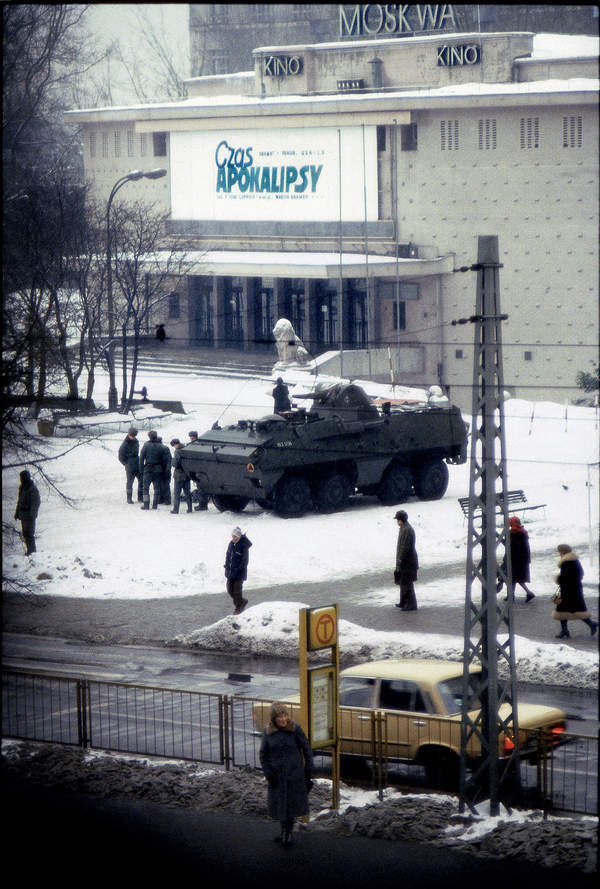 Kołowy transporter opancerzony na tle reklamy Czasu Apokalipsy F.F. Coppoli przed warszawskim kinem Moskwa, 13–14 grudnia 1981