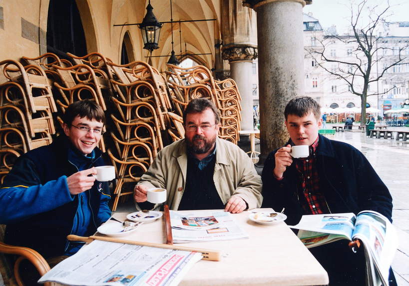 Kraków, kwiecień 2003 roku. Edward Miszczak i synowie: Szymon Miszczak i Szczepan Miszczak