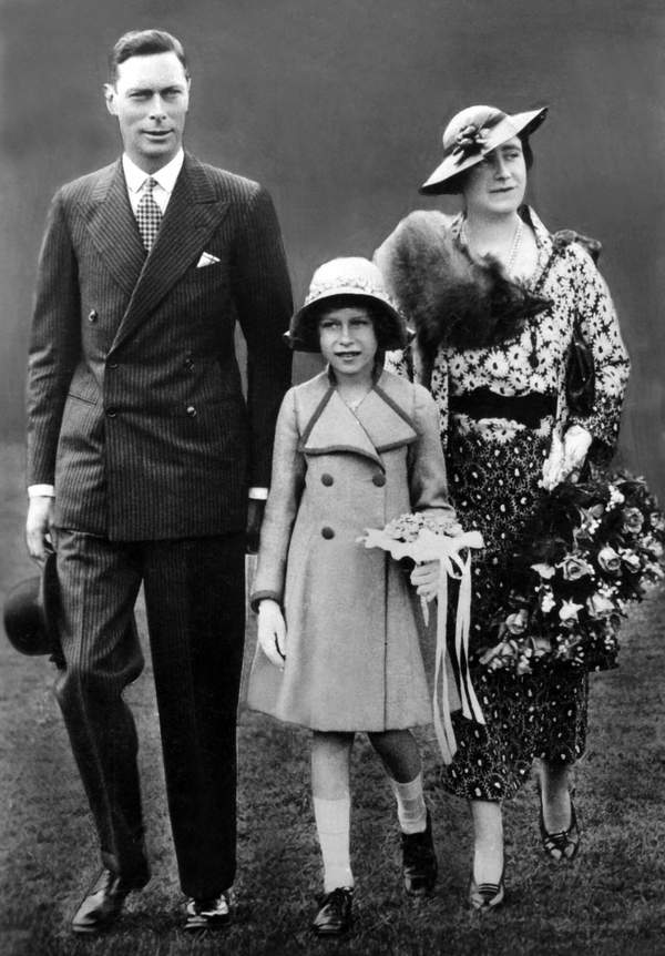 Król Jerzy VI z żoną Elżbietą Bowes-Lyon i córką księżniczką Elżbietą, 1937 rok