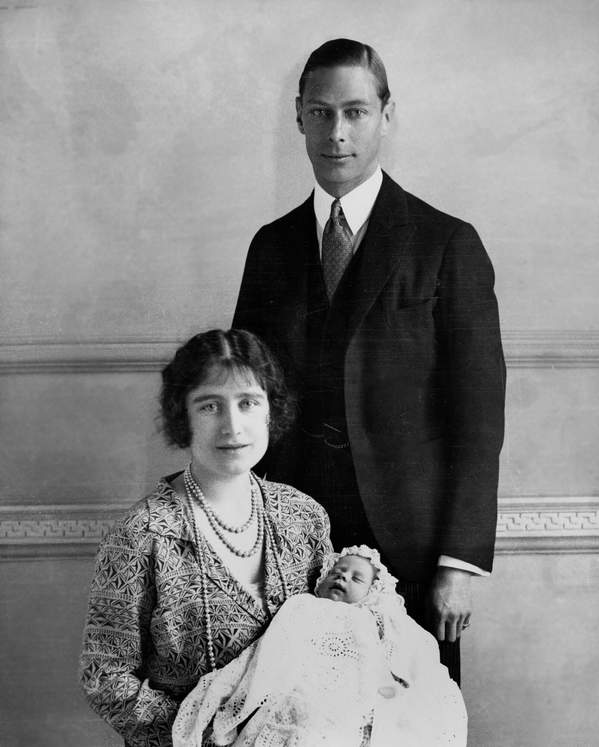 Król Jerzy VI z żoną Elżbietą Bowes-Lyon i córką księżniczką Elżbietą, maj 1926 rok