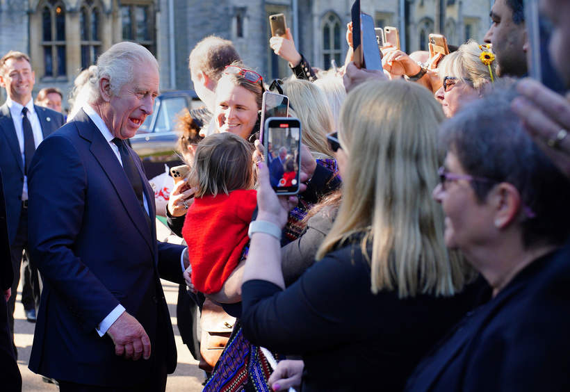 Król Karol II spotyka się z poddanymi przy zamku Cardiff, Walia, Wielka Brytania, 16.09.2022 rok