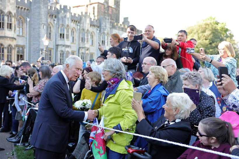 Król Karol II spotyka się z poddanymi przy zamku Cardiff, Walia, Wielka Brytania, 16.09.2022 rok