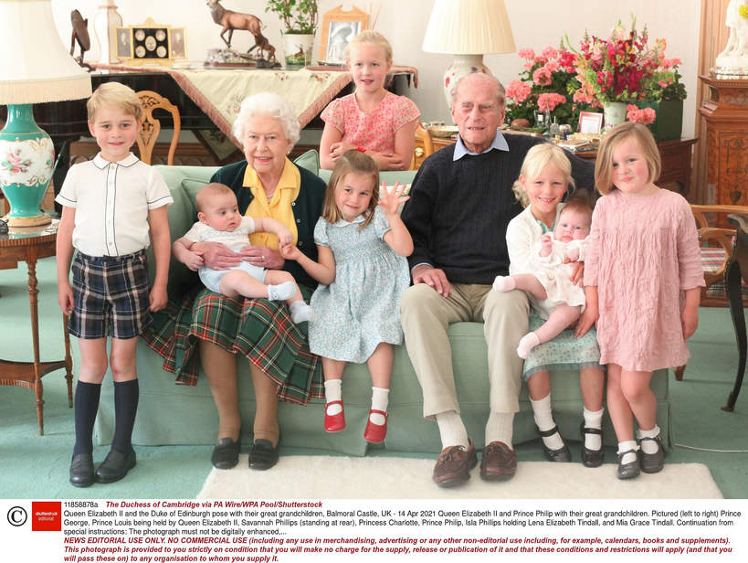 Królowa Elżbieta i książe Filip z wnukami