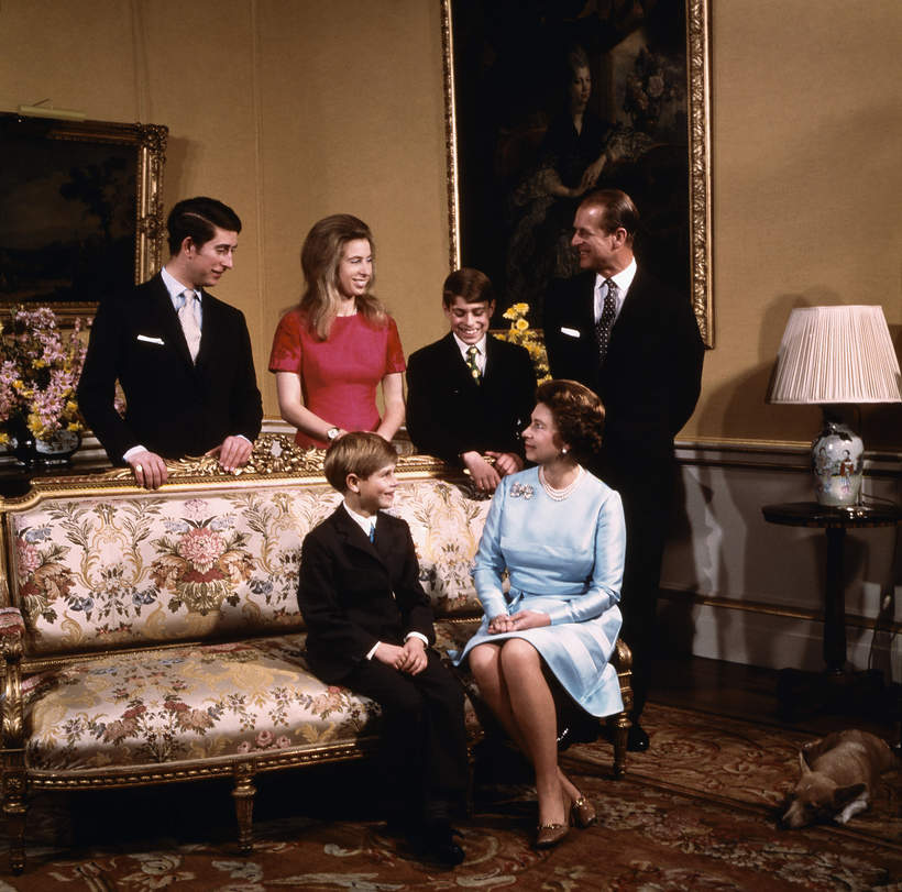 Królowa Elżbieta II i książę Filip z dziećmi: księciem Karolem, księżniczką Anną, księciem Andrzejem i księciem Edwardem