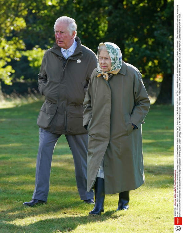 Królowa Elżbieta II i książę Karol sadzą drzewa, 1.10.2021