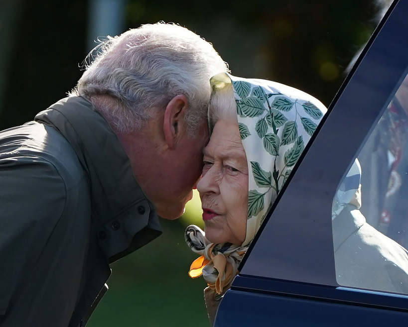 Królowa Elżbieta II i książę Karol sadzą drzewo