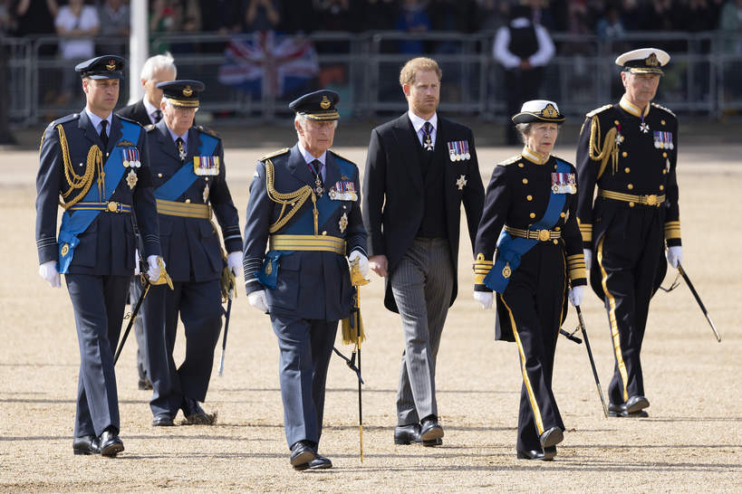 Książę Harry, książę William, król Karol III i księżniczka Anna, procesja żałobna do Westminster Hall, 14.09.2022