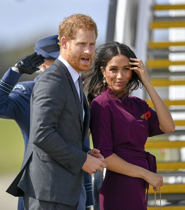 Książę Harry złapał księżną Meghan za pupę, wsiadając do samolotu, gdy opuszczali Australię