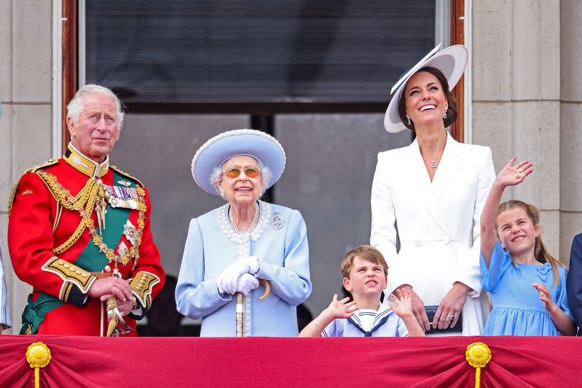 Książę Karol, królowa Elżbieta II, księżna Kate z dziećmi, Trooping the Colour, 2.06.2022