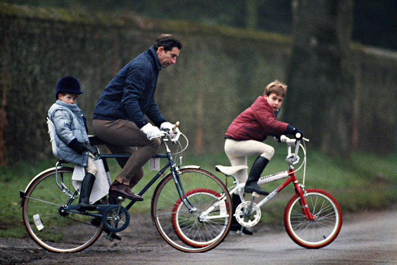 Książę Karol, książę Harry, książę William na rowerach, Norfolk, Sandringham, 09.01.1990 rok