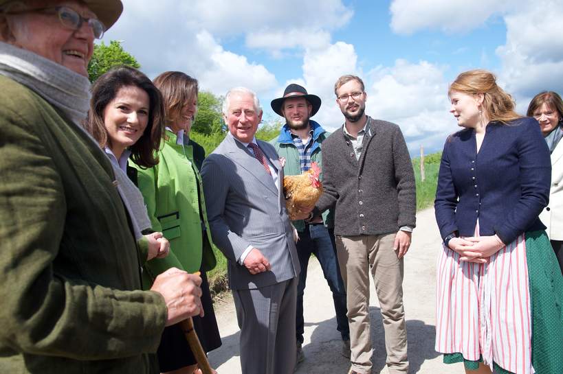 Książę Karol trzyma kurę, księżna Camilla, Monachium, Niemcy, 10.05.2019 rok