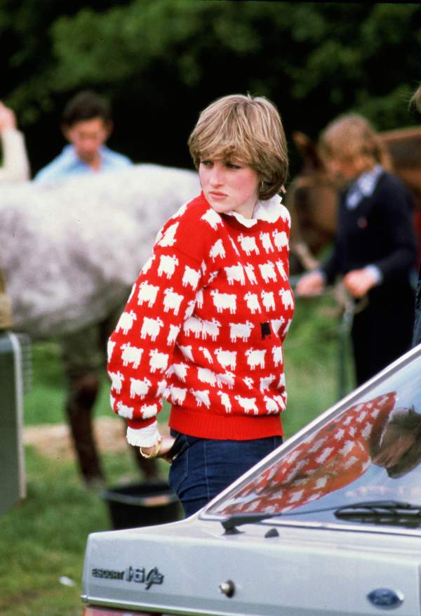 Księżna Diana, słynny czerwony sweter w owce black sheep wool jumper, Windsor polo, czerwiec 1981, Muir & Osborne