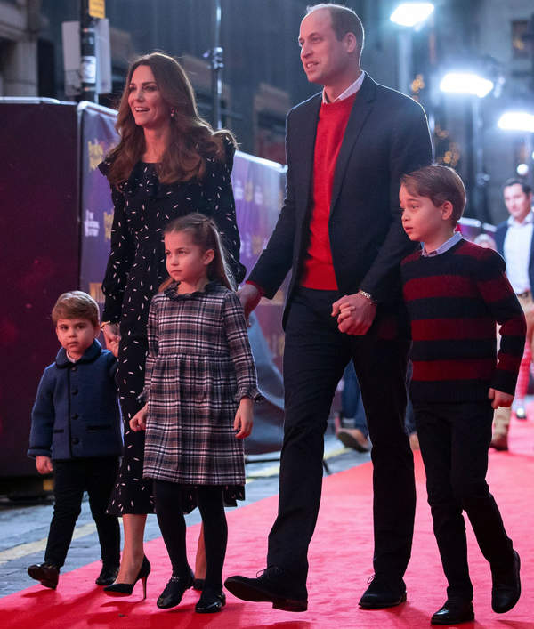 Księżna Kate i książę William z dziećmi: Georgem, Charlotte i Louisem na przedstawieniu, 11.12.2020