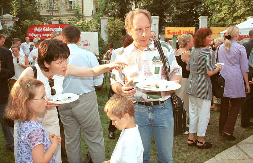 Kuba Sienkiewicz, prawdopodobnie z ówczesną partnerką Moniką i dziećmi, 27.09.2001 rok