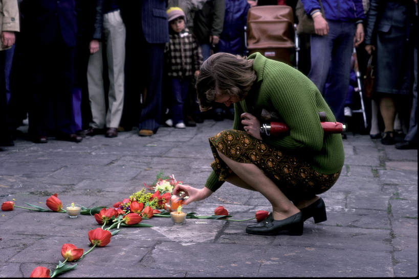 Kwiaty układano w symbolicznym miejscu przemówienia Jana Pawła II podczas pielgrzymki w 1979, 1982