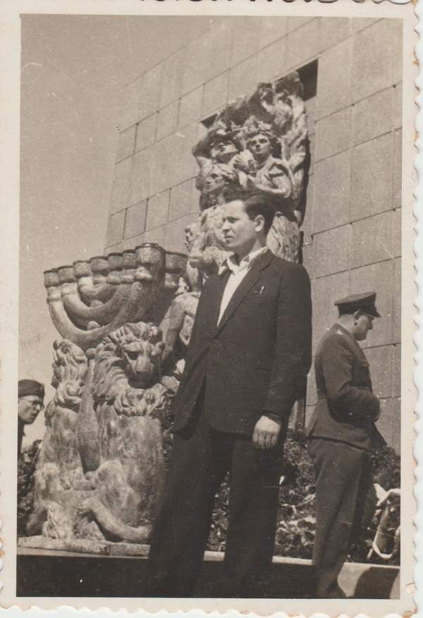 Leon Najberg przed Pomnikiem Bohaterów Getta w Warszawie podczas obchodów piątej rocznicy powstania w getcie, 1948 r.