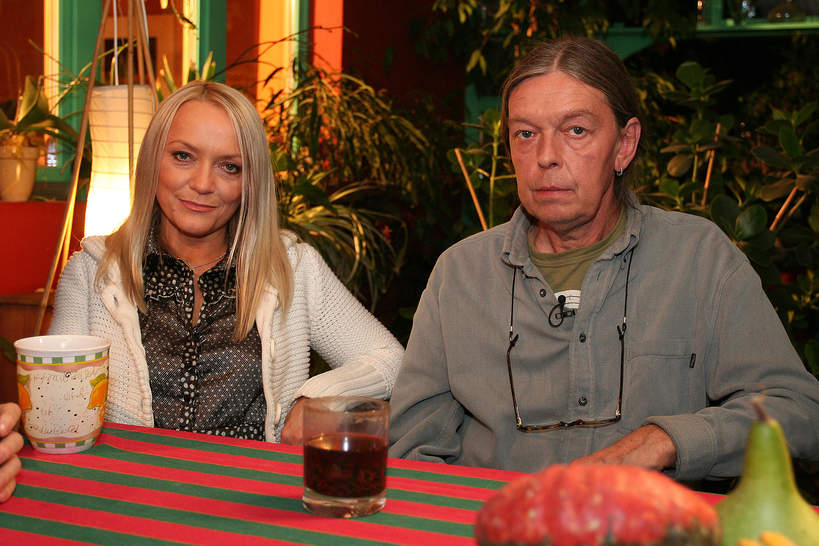 Małgorzata Ostrowska i jej mąż Jacek Gulczynski w domu w Puszczykowie, nagranie programu „Zacisze Gwiazd”, 12.11.2006 rok