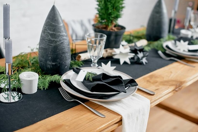 minimalistyczny stół świąteczny