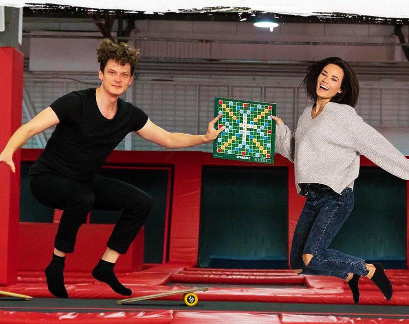 Natalia Szroeder i Adam Fidusiewicz wspierają Fundację Mam Marzenie, grając w scrabble