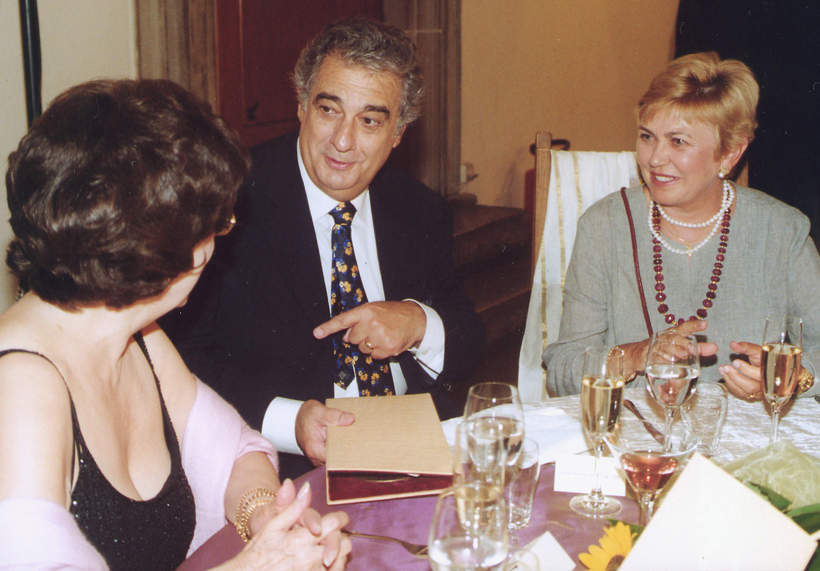 Od lewej: żona Placido Domingo, Marta, Placido Domingo, Barbara Piasecka-Johnson, bankiet w ratuszu, Wrocław, 19.08.2000 rok