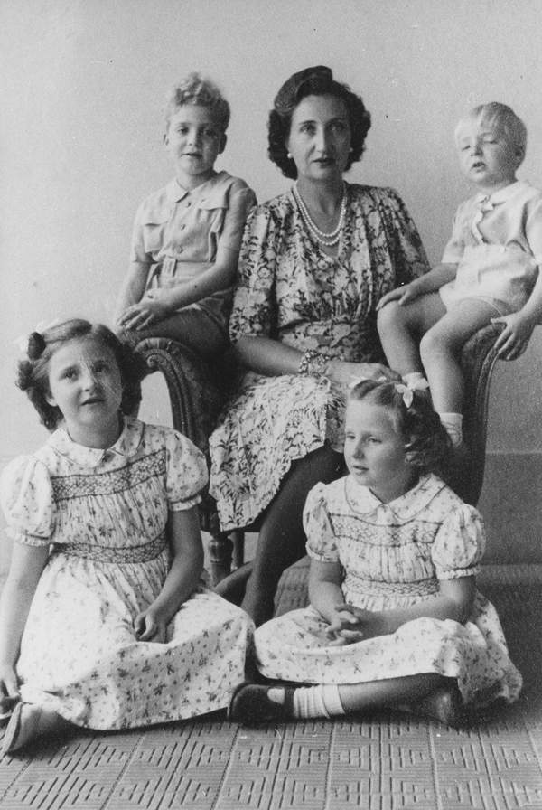 Pilar, Juan Carlos, María de las Mercedes de Borbón, Margarita, Alfonso, około 1945 roku