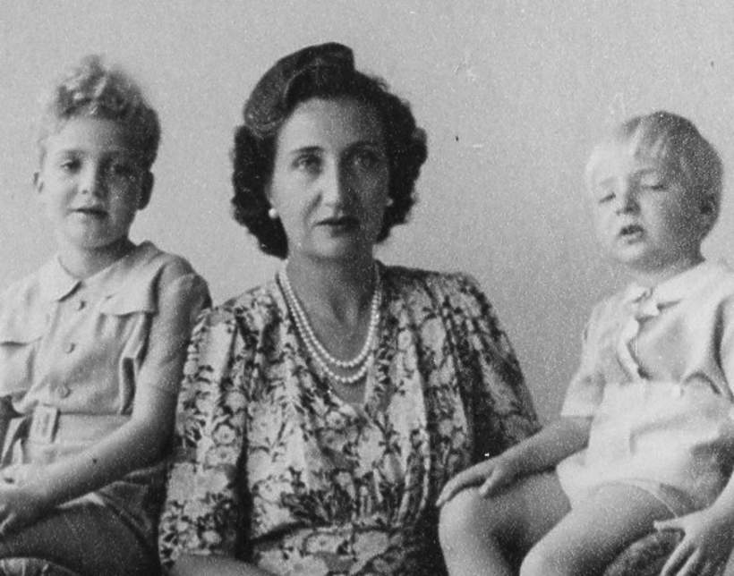 Pilar, Juan Carlos, María de las Mercedes de Borbón, Margarita, Alfonso, około 1945 roku