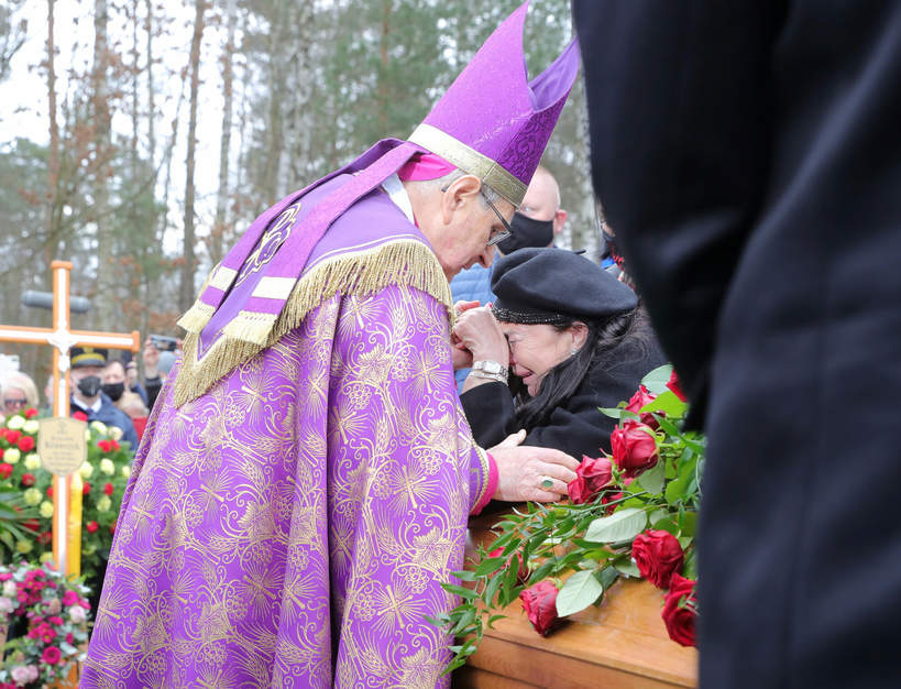 Pogrzeb Krzysztofa Krawczyka, Grotniki, 10.04.2021 rok, Ewa Krawczyk, arcybiskup