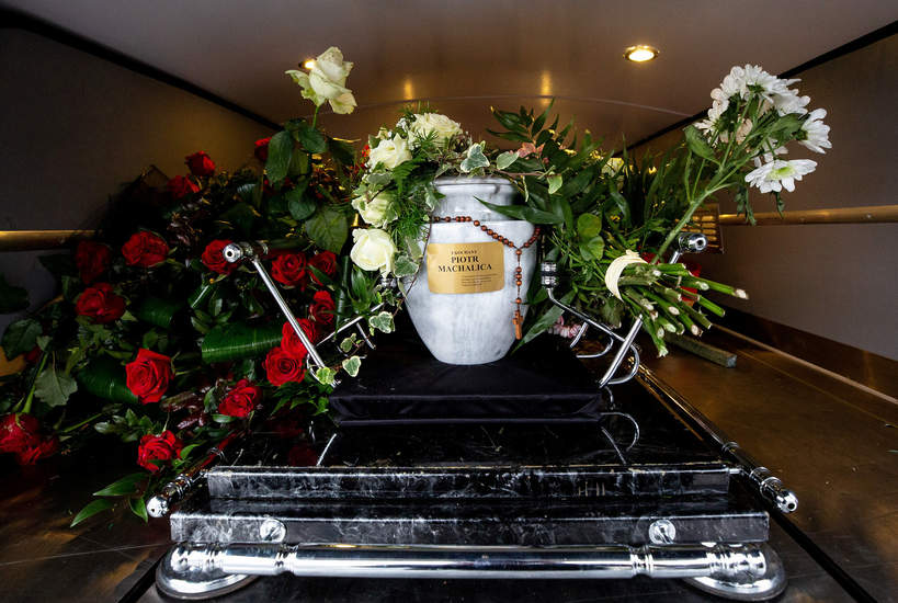 Pogrzeb Piotra Machalicy w Częstochowie, 19.12.2020. Urna z prochami