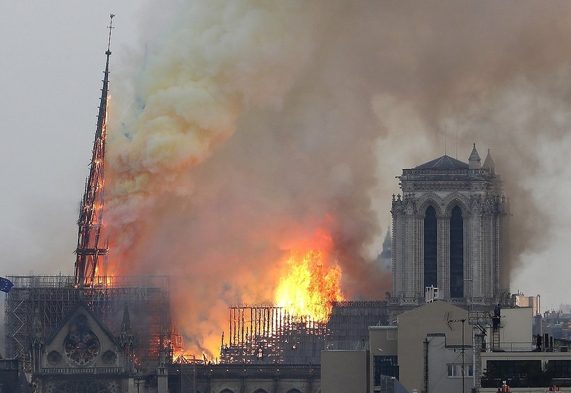 Pożar katedry Notre Dame w Paryżu - zdjęcia budynku w ogniu