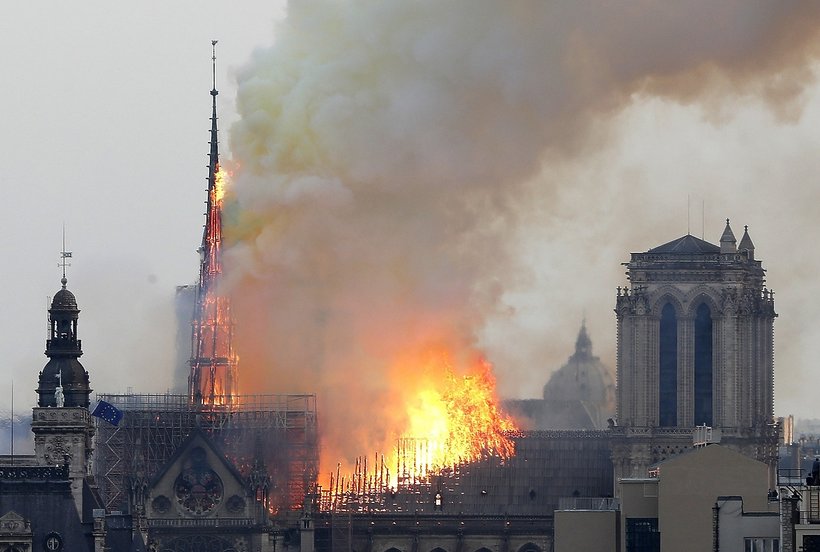 Pożar katedry Notre Dame w Paryżu - zdjęcia budynku w ogniu
