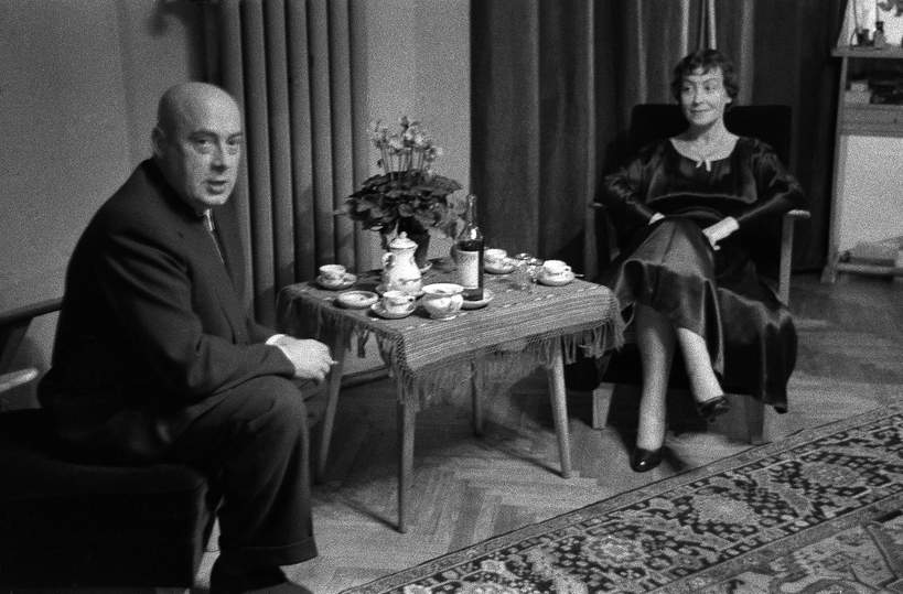 Premier Józef Cyrankiewicz, Nina Andrycz w ich mieszkaniu, Warszawa 1955-57
