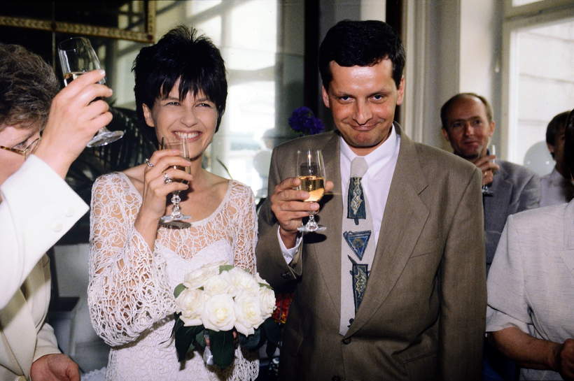 Ślub Magdaleny Mikołajczak i Olafa Olszewskiego, Warszawa, 1998 rok, n/z para młoda w restauracji Belvedere