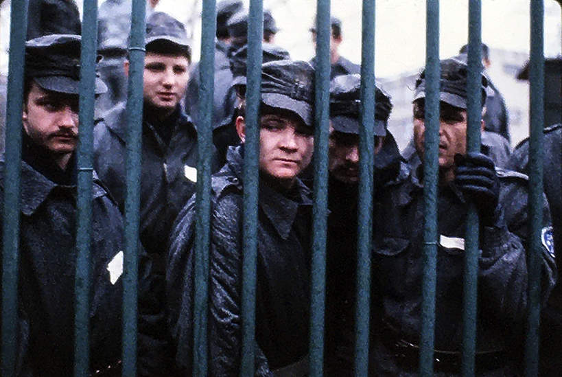 Strajkujący studenci Wyższej Oficerskiej Szkoły Pożarniczej w Warszawie, grudzień 1981