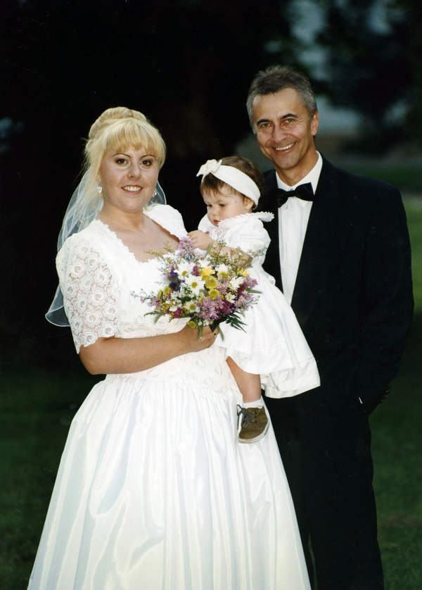 Tadeusz Ross z żoną i córką w dniu ślubu, lata 90. XX wieku