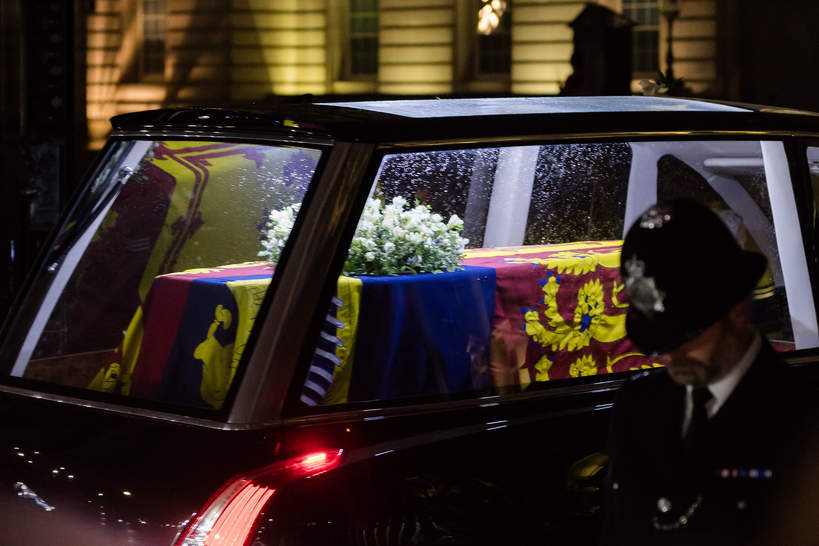Trumna z ciałem królowej Elżbiety II w drodze do Pałacu Buckingham, Londyn, Wielka Brytania, 13.09.2022 rok