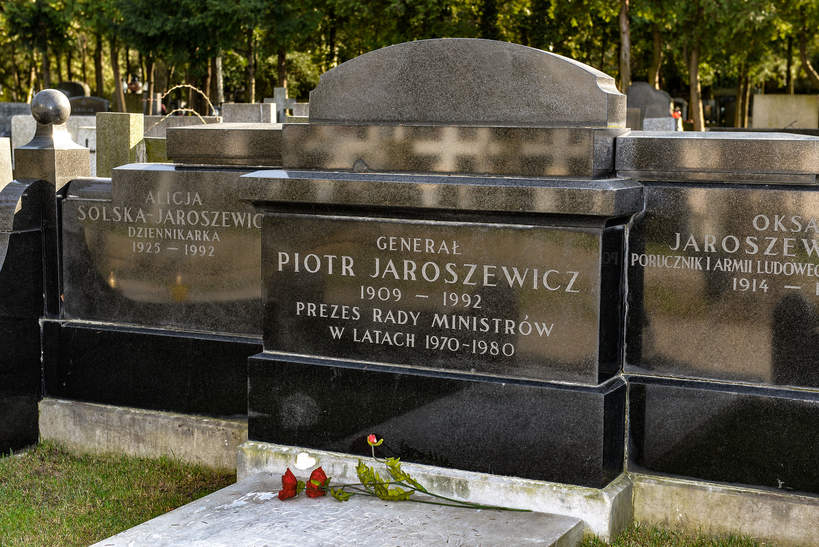 Warszawa, 02.04.2021 r., Cmentarz Powązki Wojskowe, grób Piotra Jaroszewicza i Anny Solskiej-Jaroszewicz