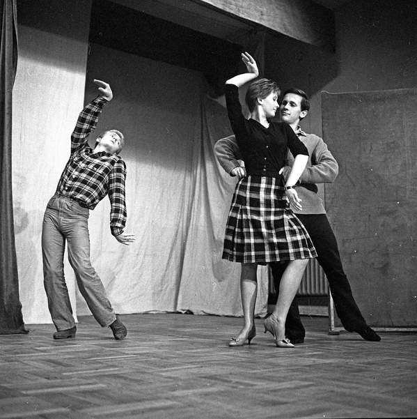 Warszawa, 1961 rok. Państwowa Wyższa Szkoła Teatralna, na zdjęciu od lewej: Damian Damięcki, Barbara Sołtysik, Jan Englert
