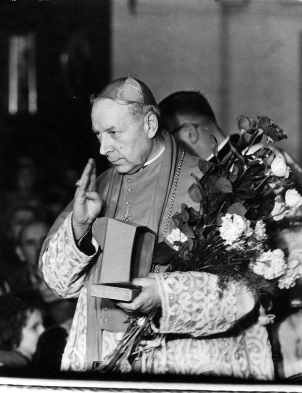 Warszawa, lata 60. Kardynał prymas Stefan Wyszyński przed Kościołem św. Krzyża